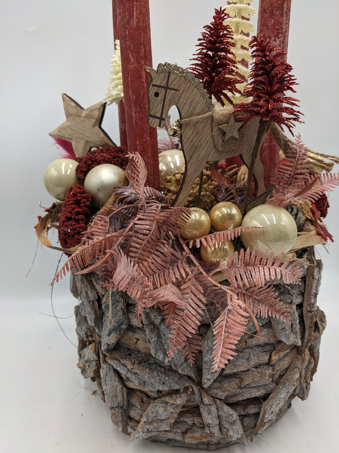 Adventsgesteck Kugel Stern Schaukelpferd weiß