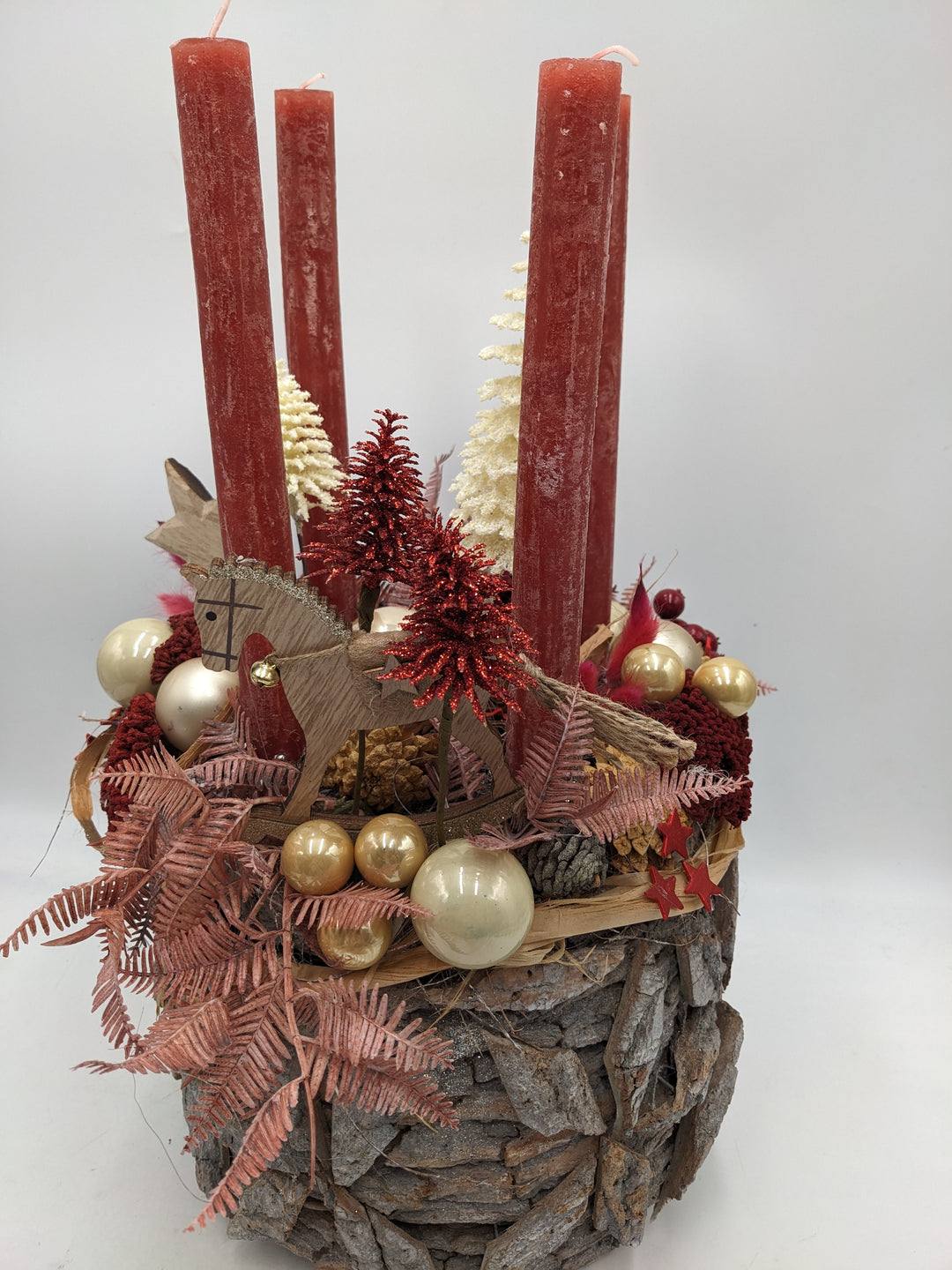 Adventsgesteck Kugel Stern Schaukelpferd weiß