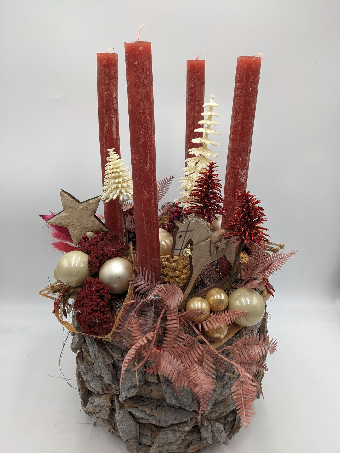 Adventsgesteck Kugel Stern Schaukelpferd weiß