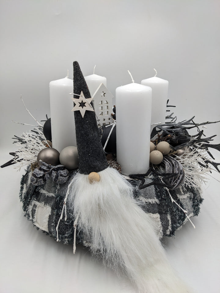 Adventskranz Kugel Wichtel Haus schwarz