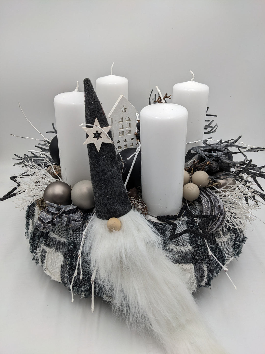 Adventskranz Kugel Wichtel Haus schwarz