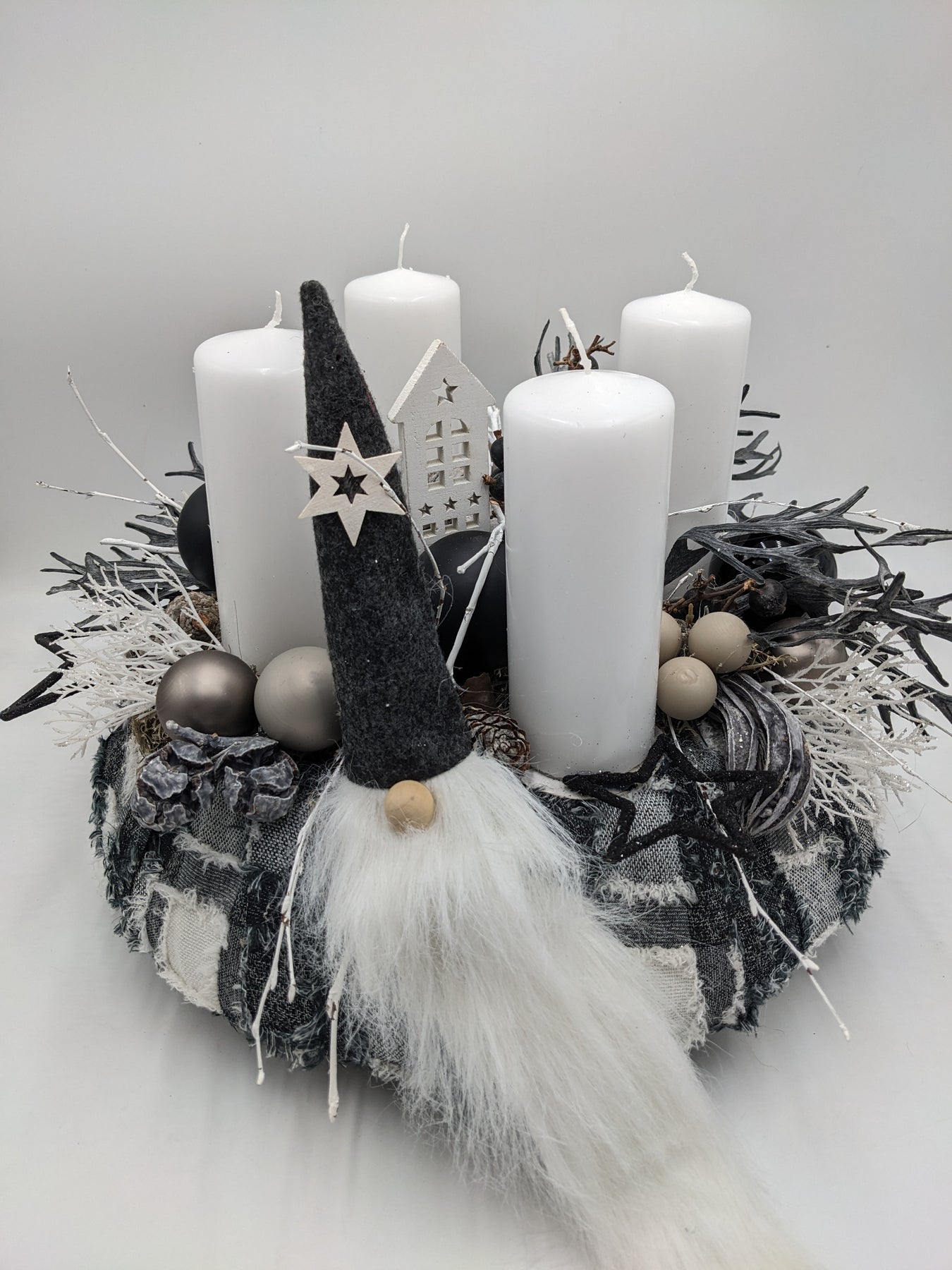Adventskranz Wichtel Haus Kugeln Sterne schwarz weiß