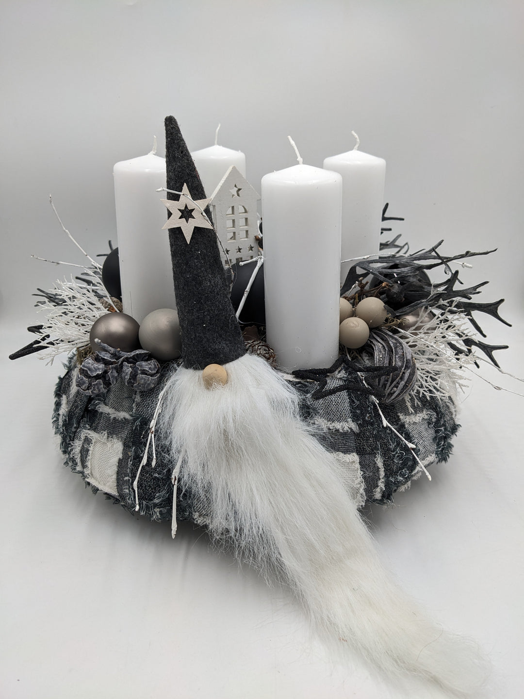 Adventskranz Kugel Wichtel Haus schwarz