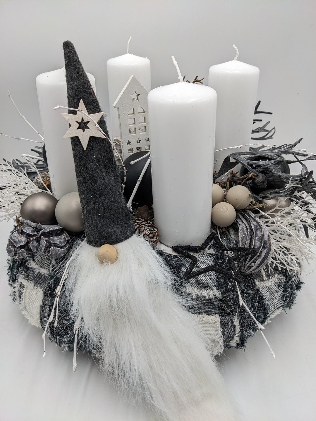 Adventskranz Kugel Wichtel Haus schwarz