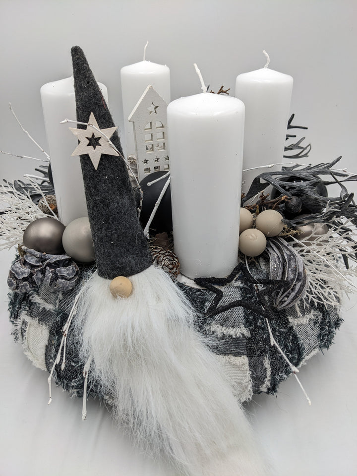 Adventskranz Kugel Wichtel Haus schwarz