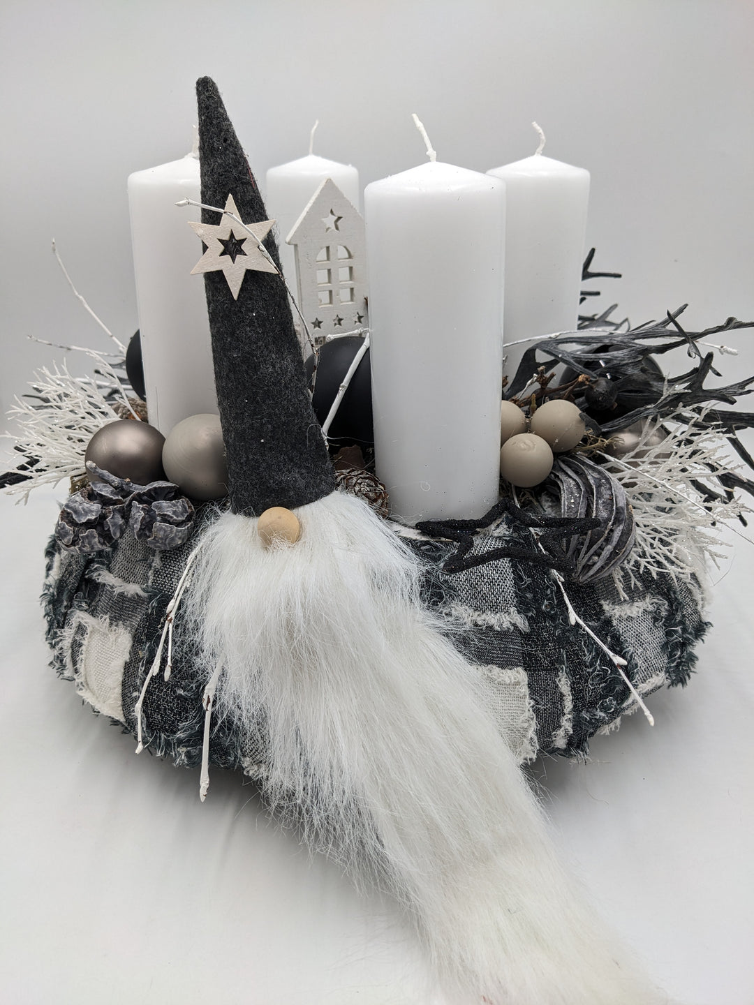 Adventskranz Kugel Wichtel Haus schwarz