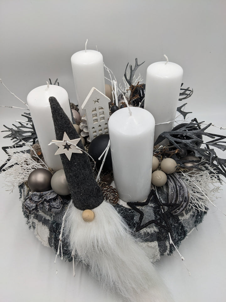 Adventskranz Kugel Wichtel Haus schwarz