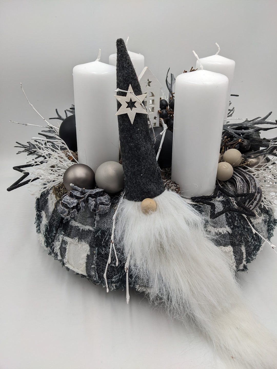 Adventskranz Kugel Wichtel Haus schwarz