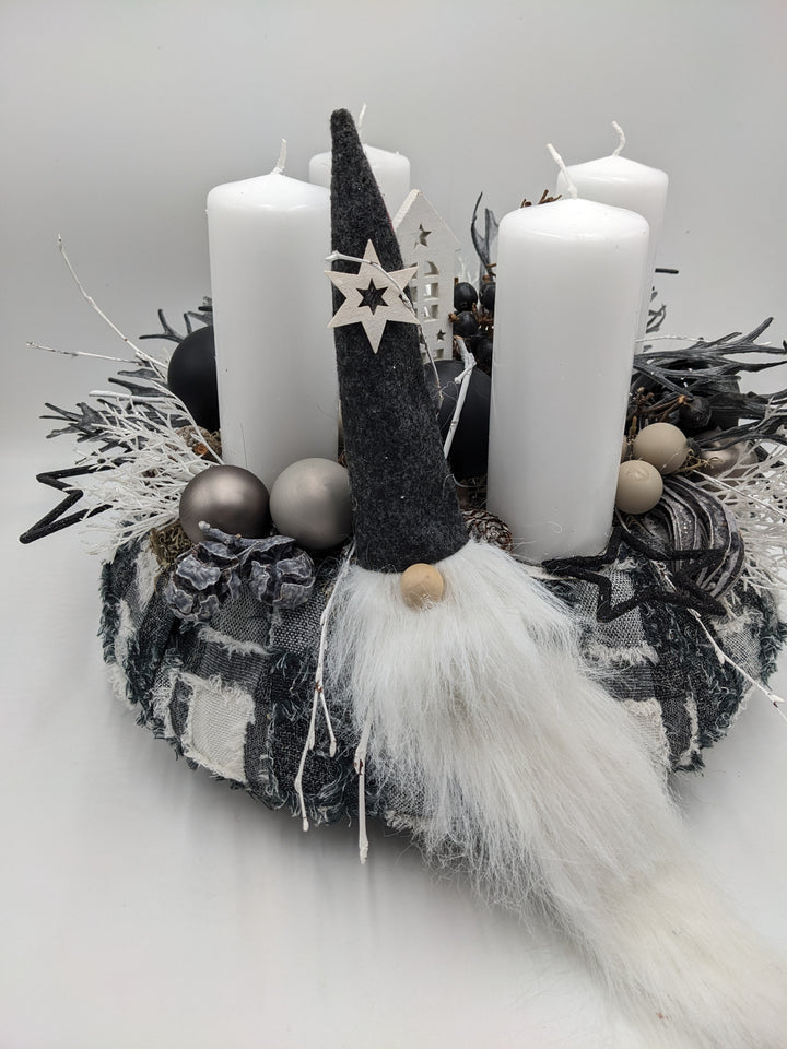 Adventskranz Kugel Wichtel Haus schwarz