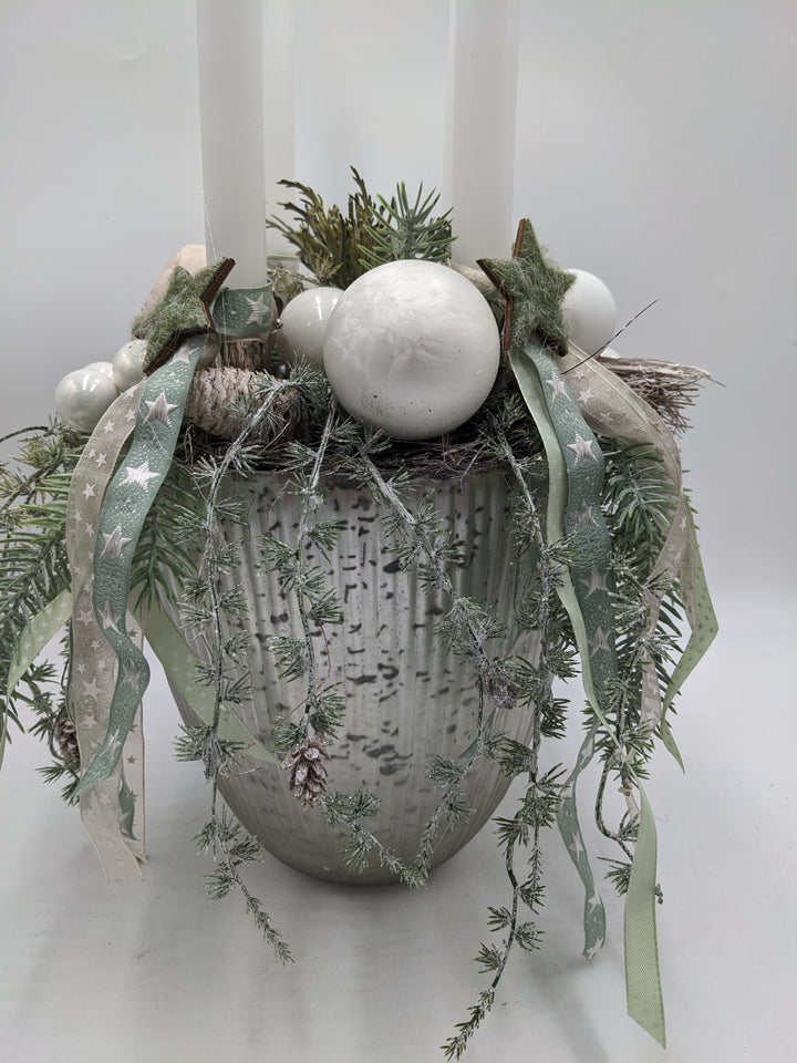 Adventsgesteck Schleife Kugel Stern silber