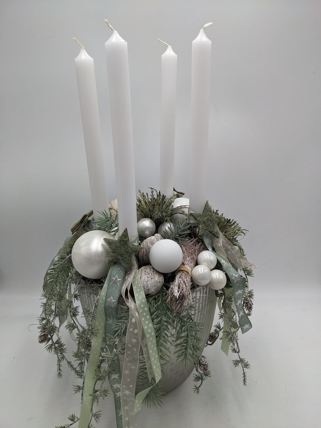 Adventsgesteck Schleife Kugel Stern silber