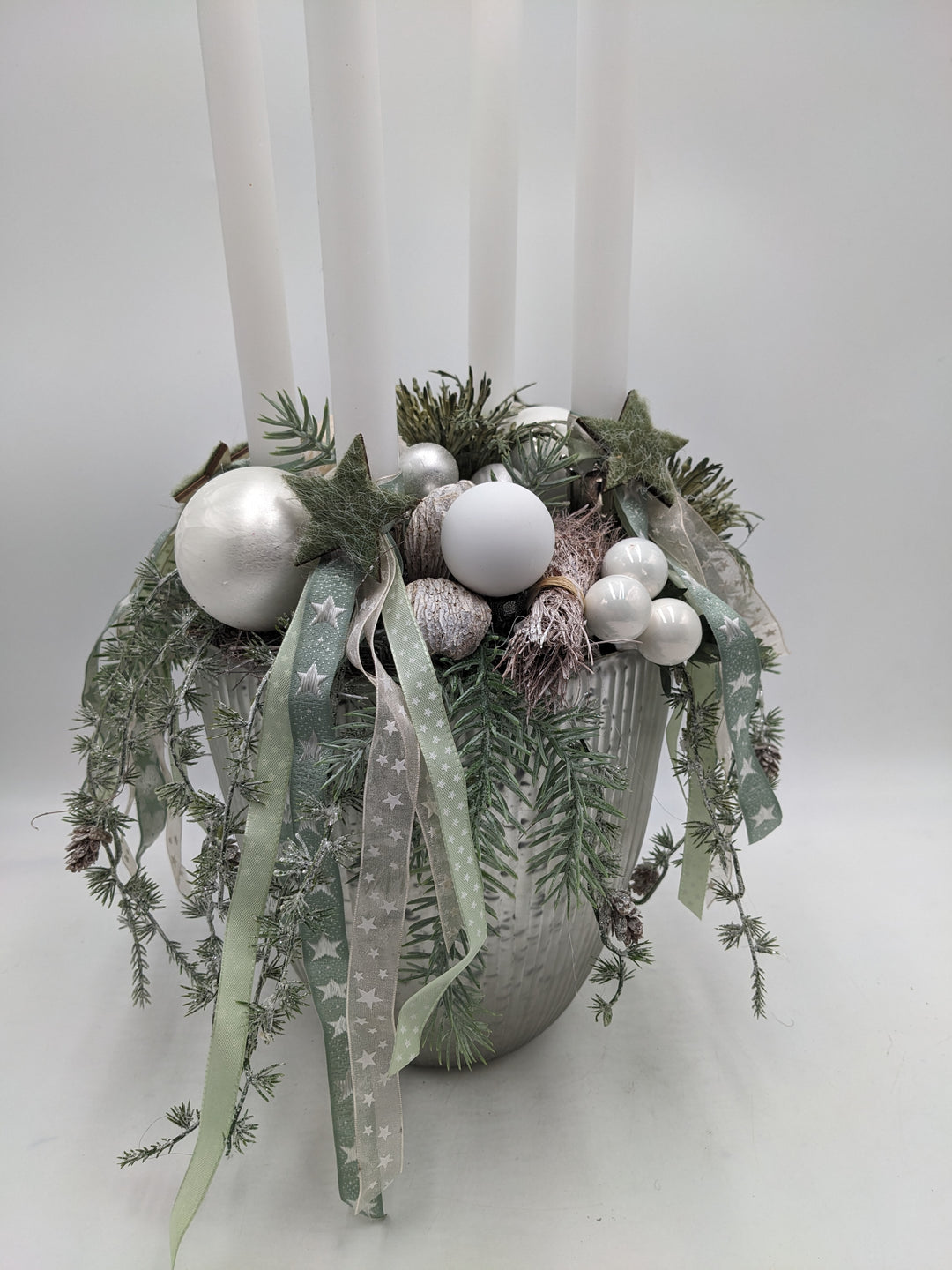 Adventsgesteck Schleife Kugel Stern silber