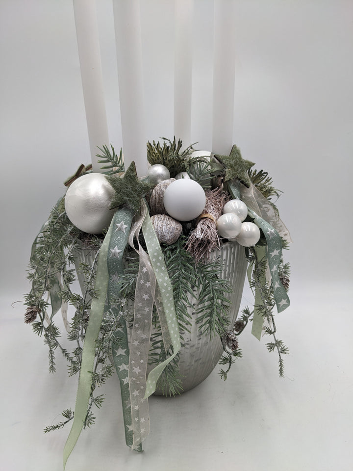 Adventsgesteck Schleife Kugel Stern silber