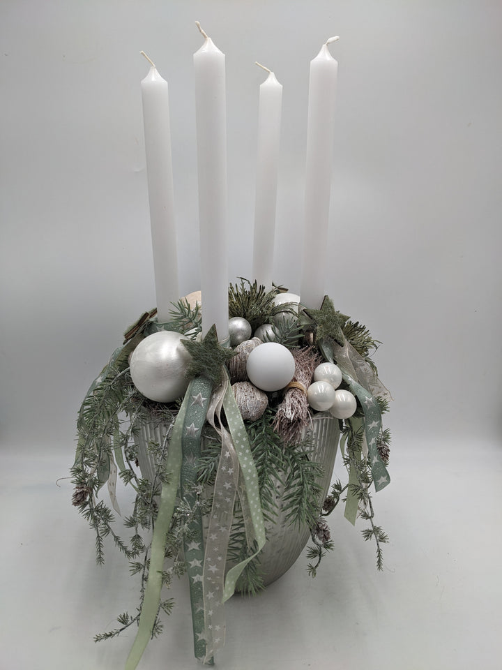 Adventsgesteck Schleife Kugel Stern silber