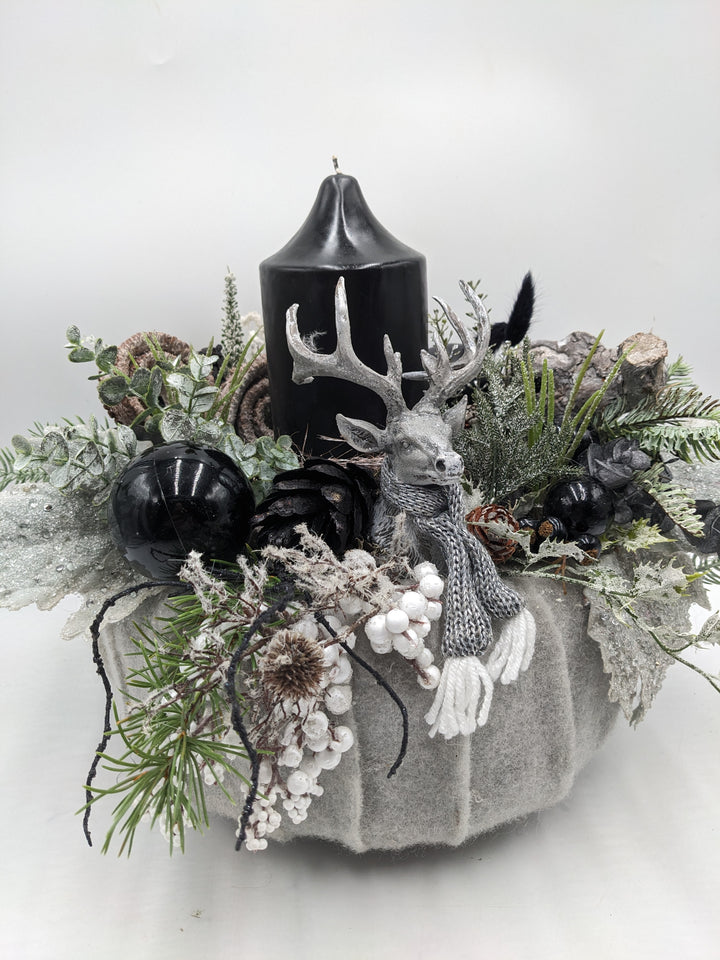 Weihnachtsgesteck Kugel Zapfen Hirschkopf schwarz