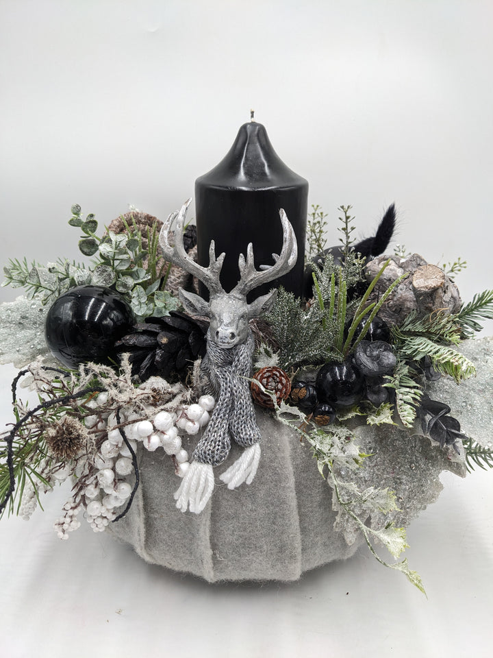 Weihnachtsgesteck Kugel Zapfen Hirschkopf schwarz