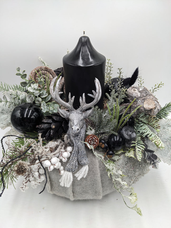 Weihnachtsgesteck Kugel Zapfen Hirschkopf schwarz