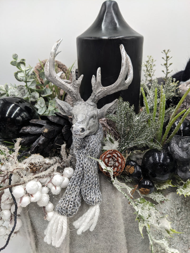Weihnachtsgesteck Kugel Zapfen Hirschkopf schwarz