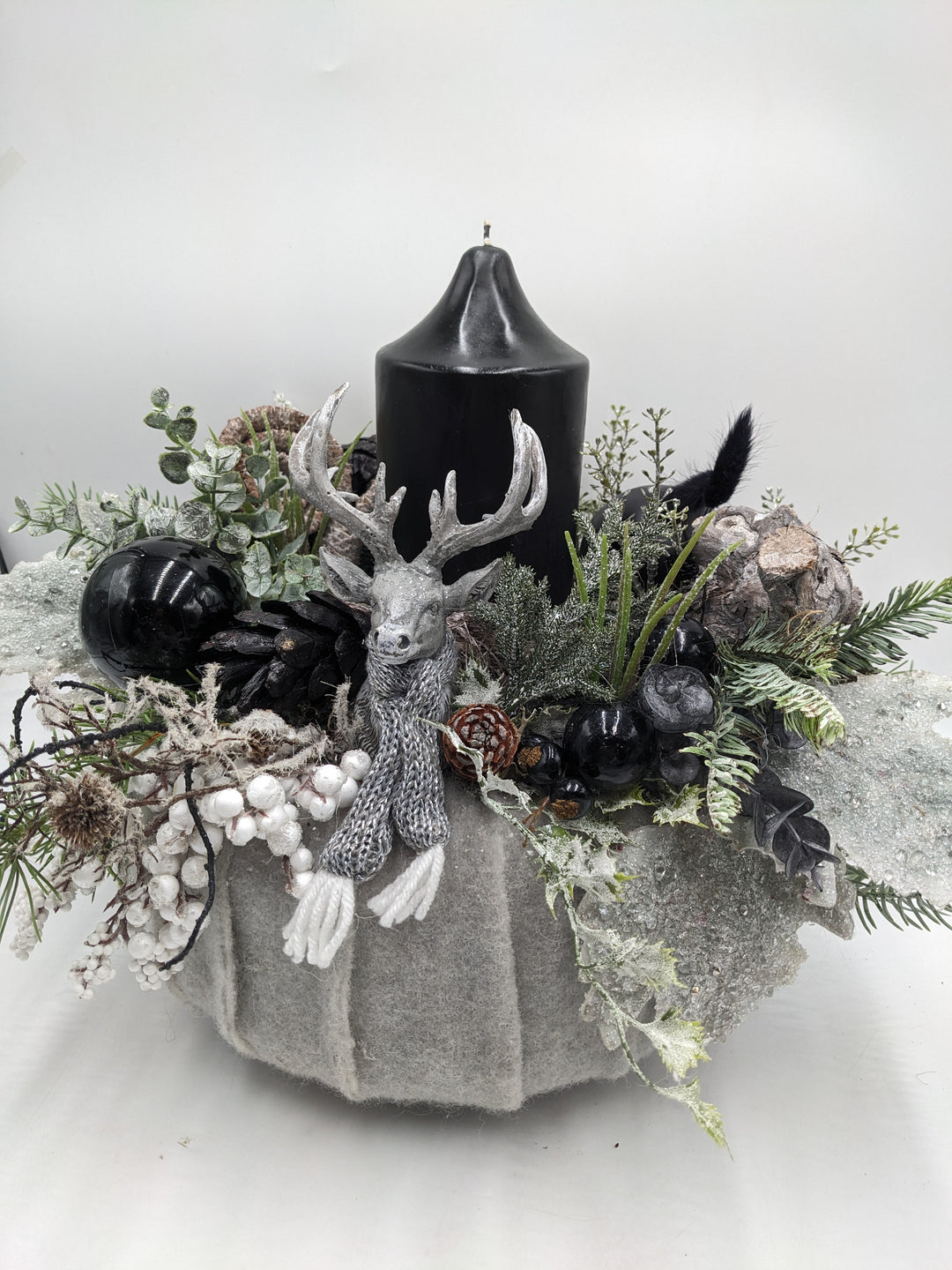 Weihnachtsgesteck Kugel Zapfen Hirschkopf schwarz