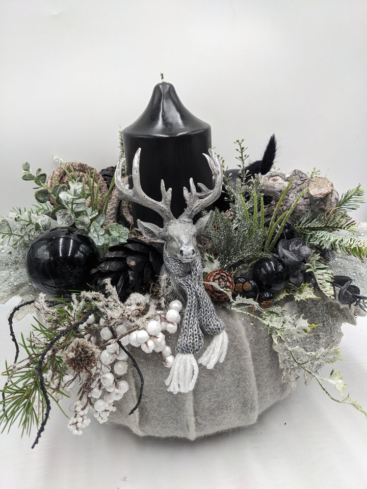 Weihnachtsgesteck Kugel Zapfen Hirschkopf schwarz