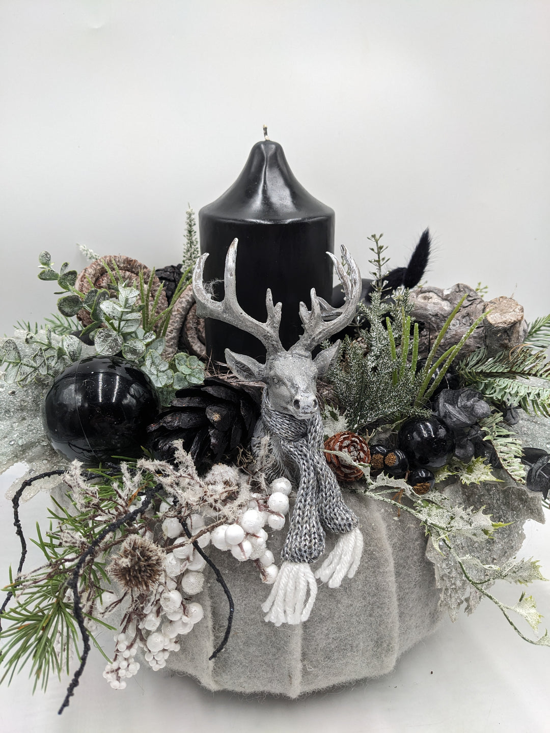 Weihnachtsgesteck Kugel Zapfen Hirschkopf schwarz