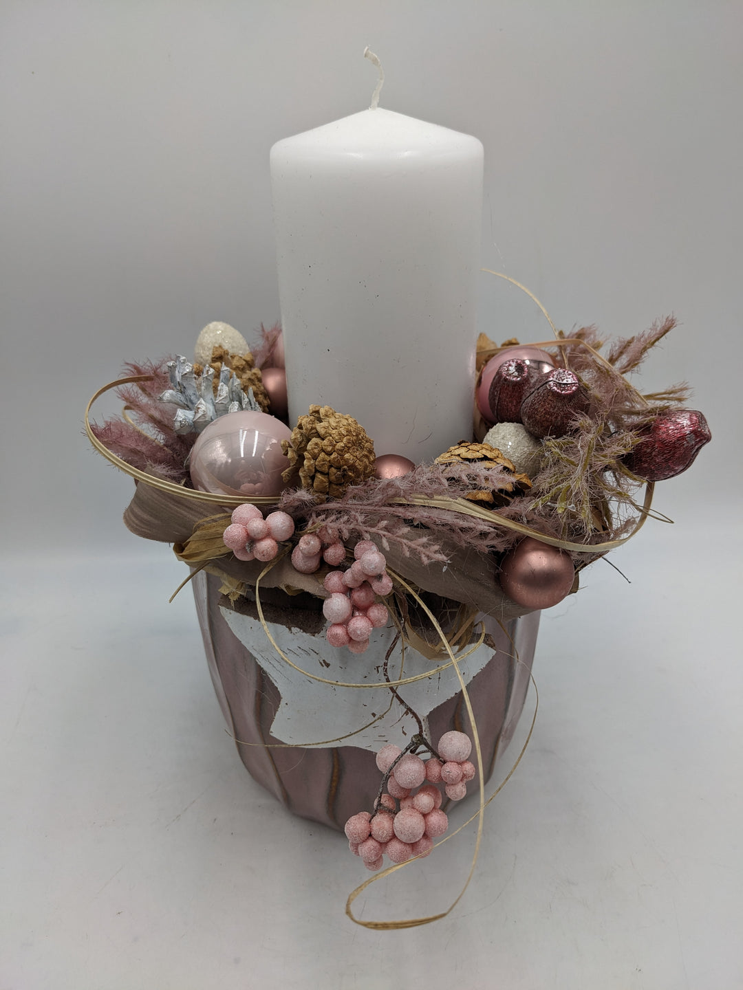 Weihnachtsgesteck Kugel Stern Zapfen rosa