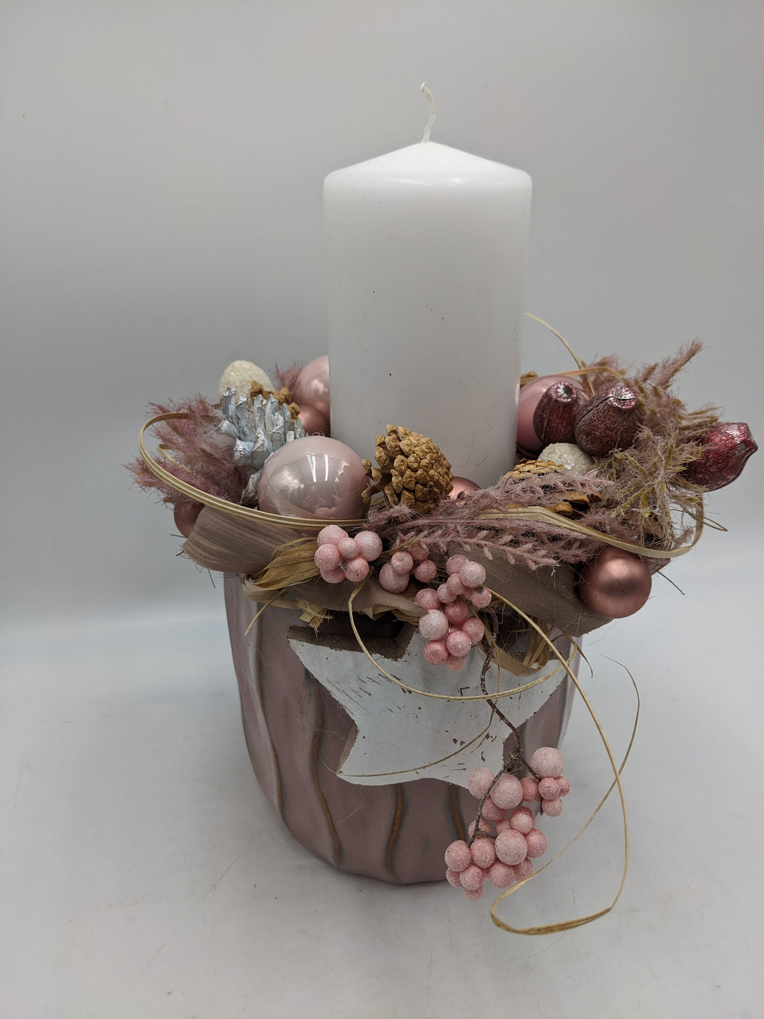 Weihnachtsgesteck Kugel Stern Zapfen rosa