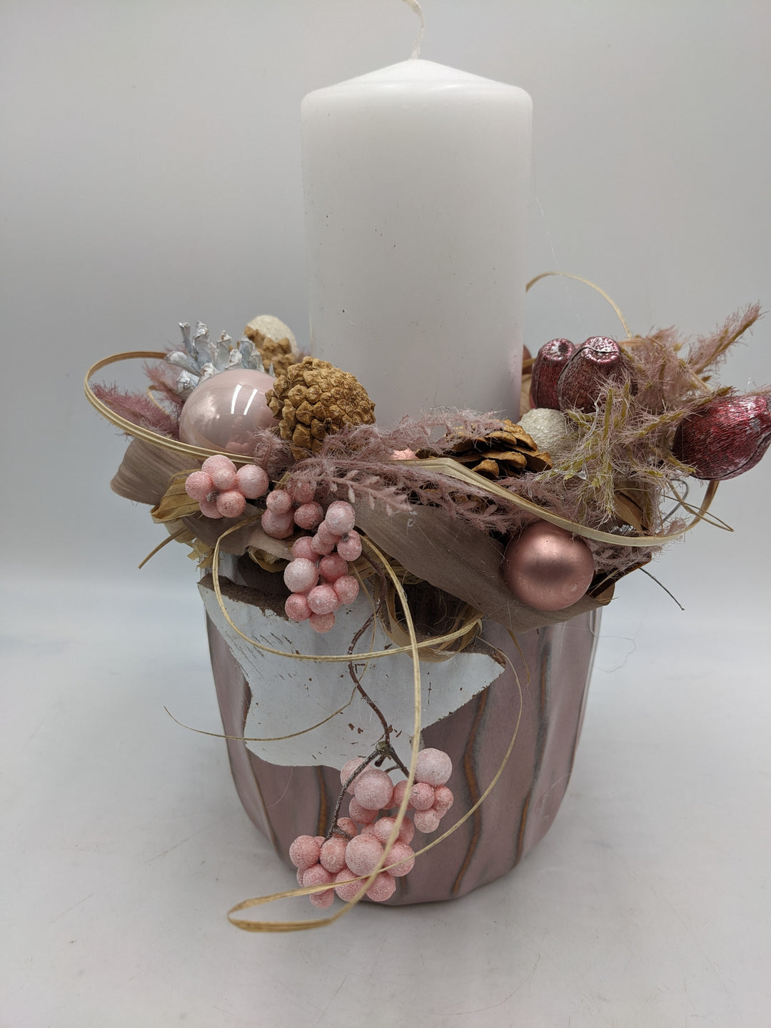 Weihnachtsgesteck Kugel Stern Zapfen rosa