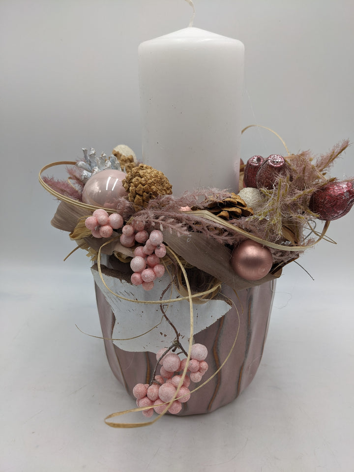 Weihnachtsgesteck Kugel Stern Zapfen rosa