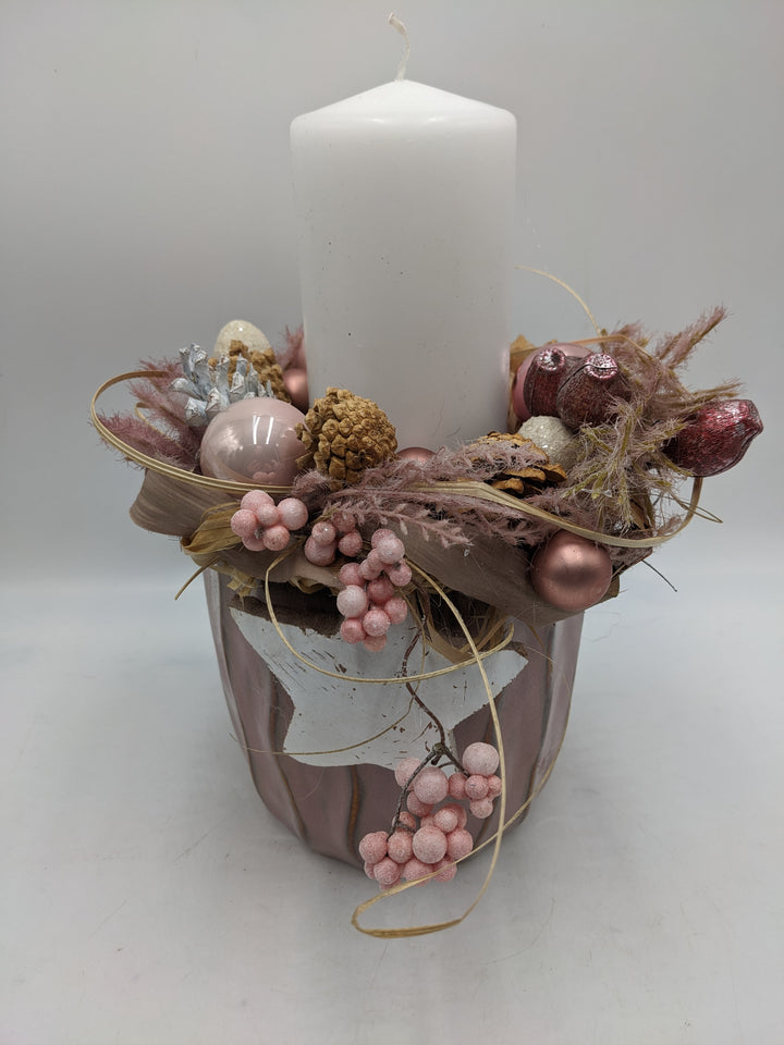 Weihnachtsgesteck Kugel Stern Zapfen rosa