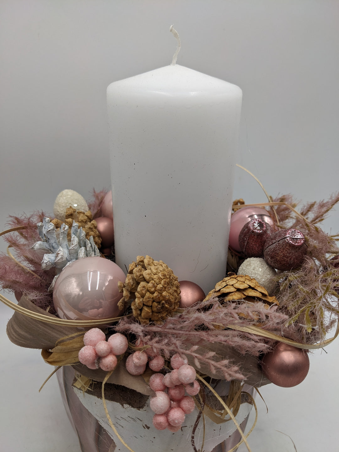 Weihnachtsgesteck Kugel Stern Zapfen rosa