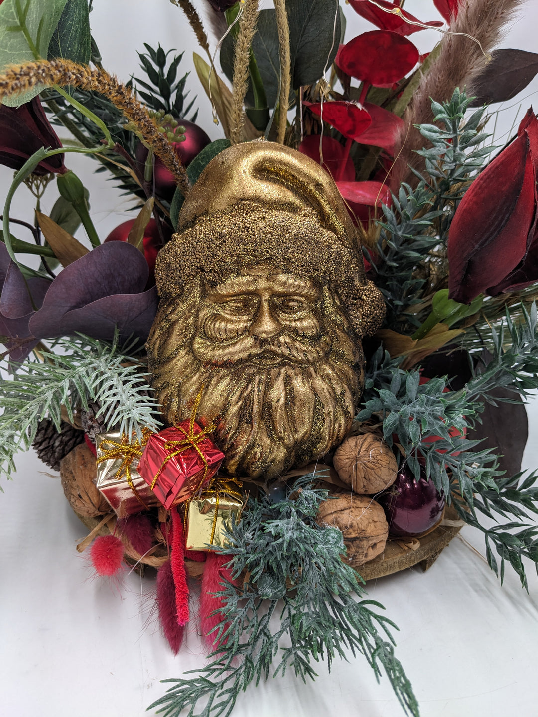 Weihnachtsgesteck LED Kugel Geschenk Weihnachtsmann gold