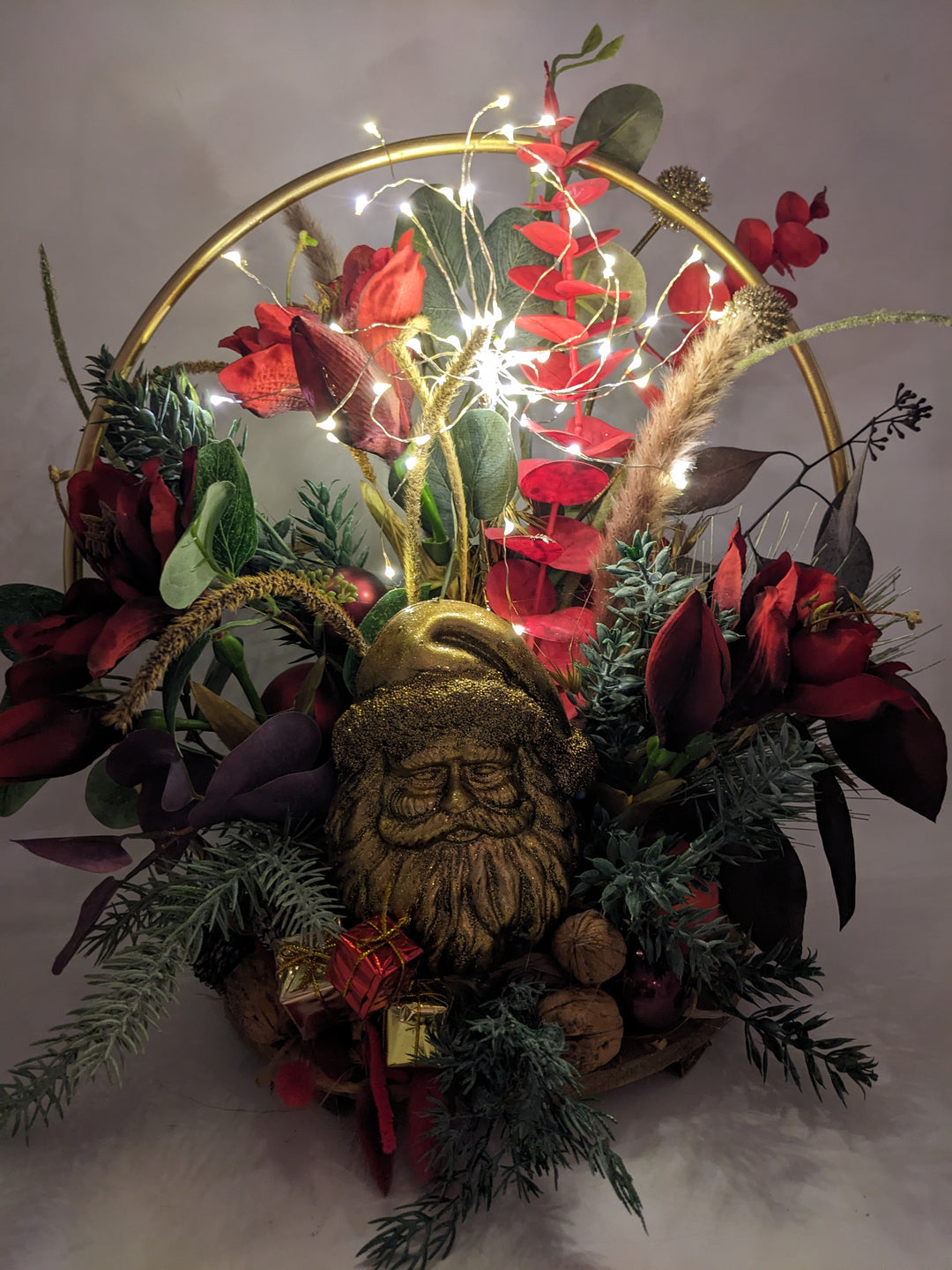 Weihnachtsgesteck LED Kugel Geschenk Weihnachtsmann gold