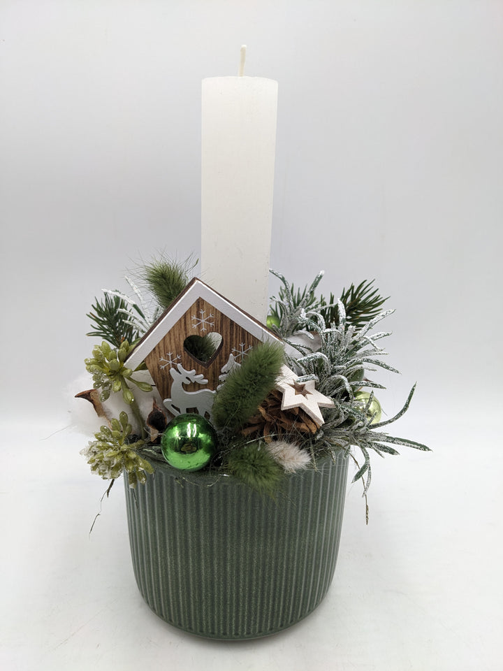 Weihnachtsgesteck Kugel Stern Haus grün