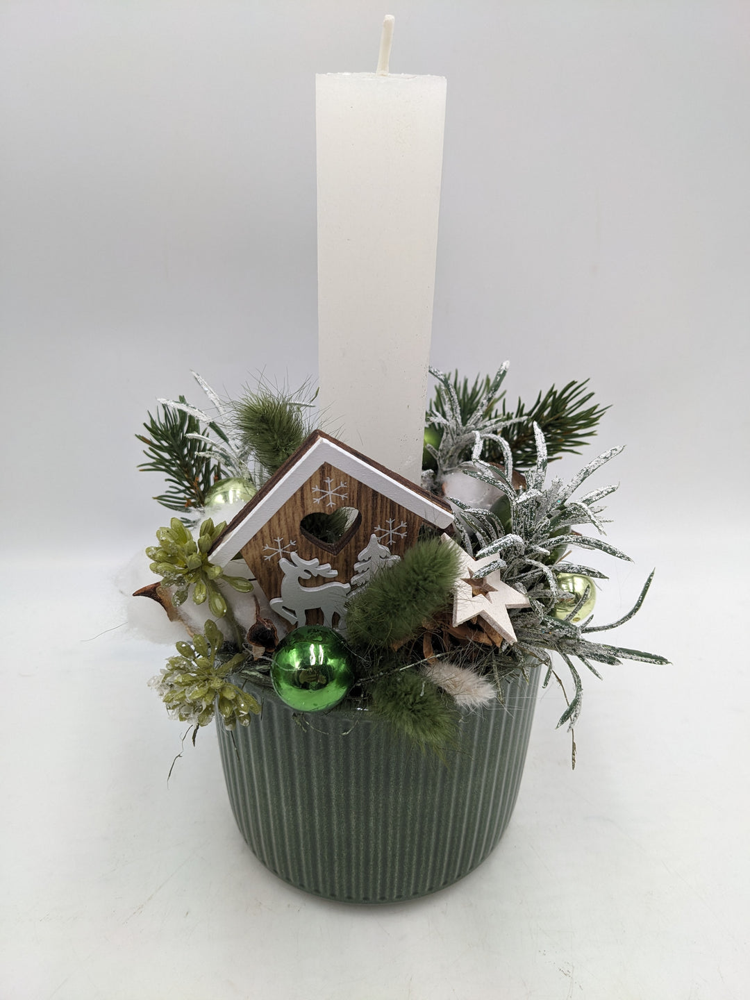 Weihnachtsgesteck Kugel Stern Haus grün