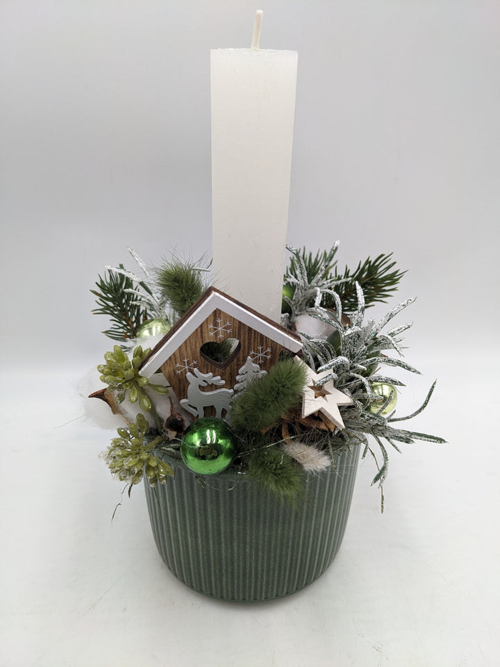Weihnachtsgesteck Kugel Stern Haus grün