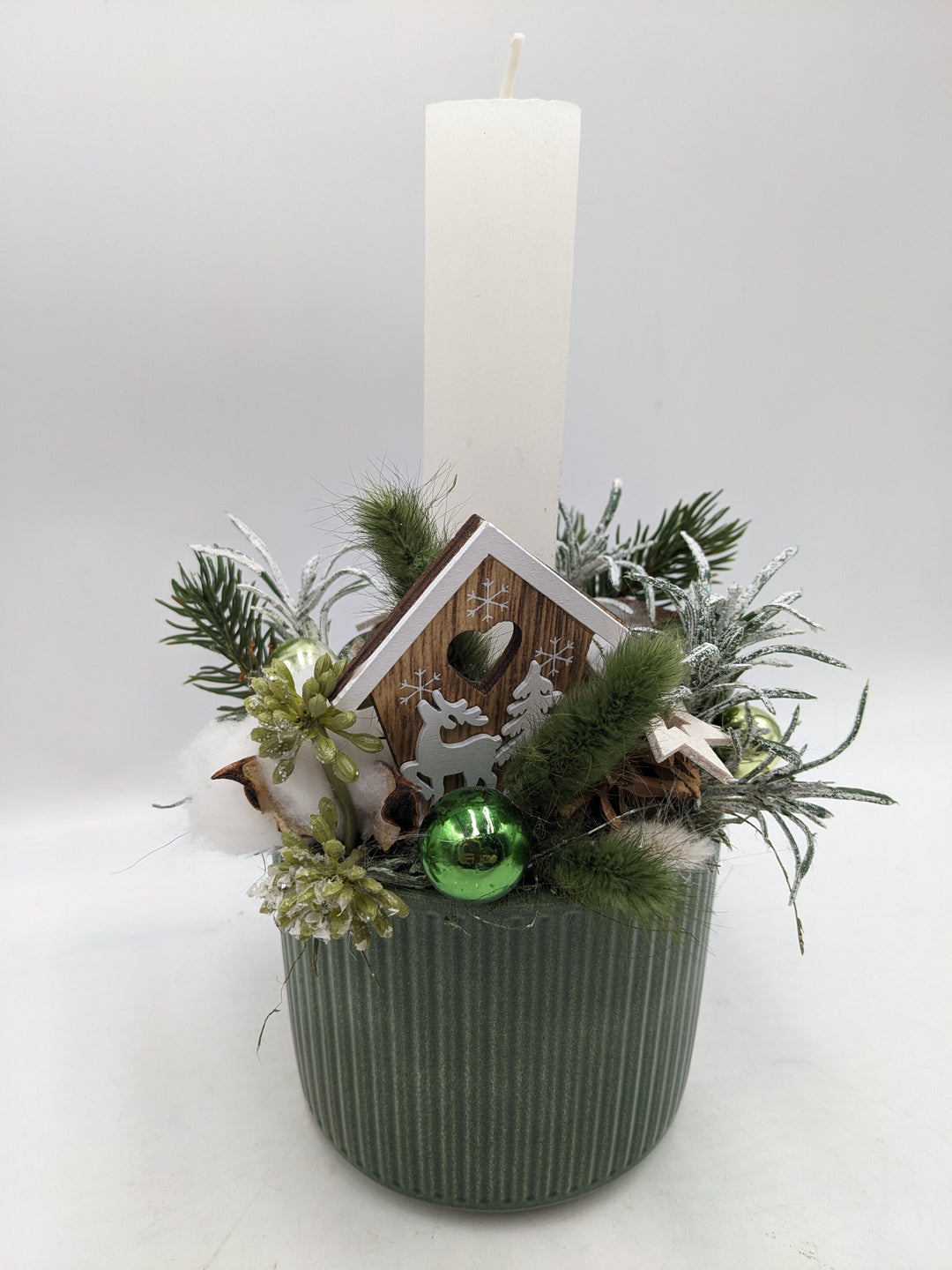 Weihnachtsgesteck Kugel Stern Haus grün