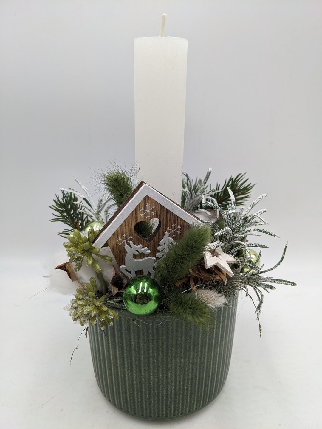 Weihnachtsgesteck Kugel Stern Haus grün