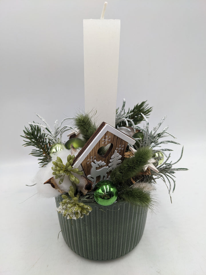 Weihnachtsgesteck Kugel Stern Haus grün