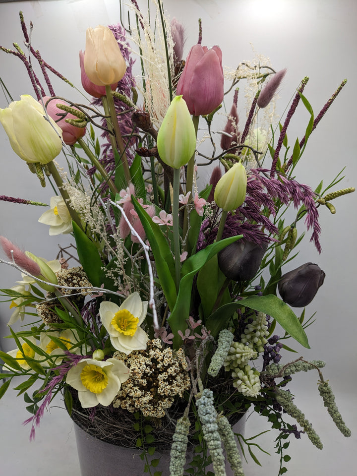 Frühlingsgesteck Tulpe Blüte flieder