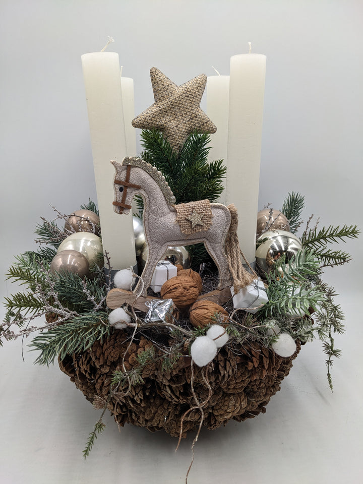 Adventsgesteck Kugel Schaukelpferd Stern creme