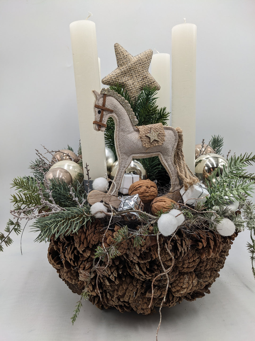 Adventsgesteck Kugel Schaukelpferd Stern creme
