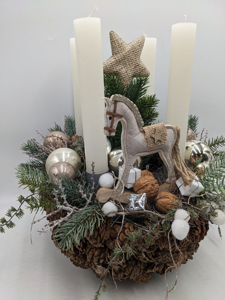 Adventsgesteck Kugel Schaukelpferd Stern creme