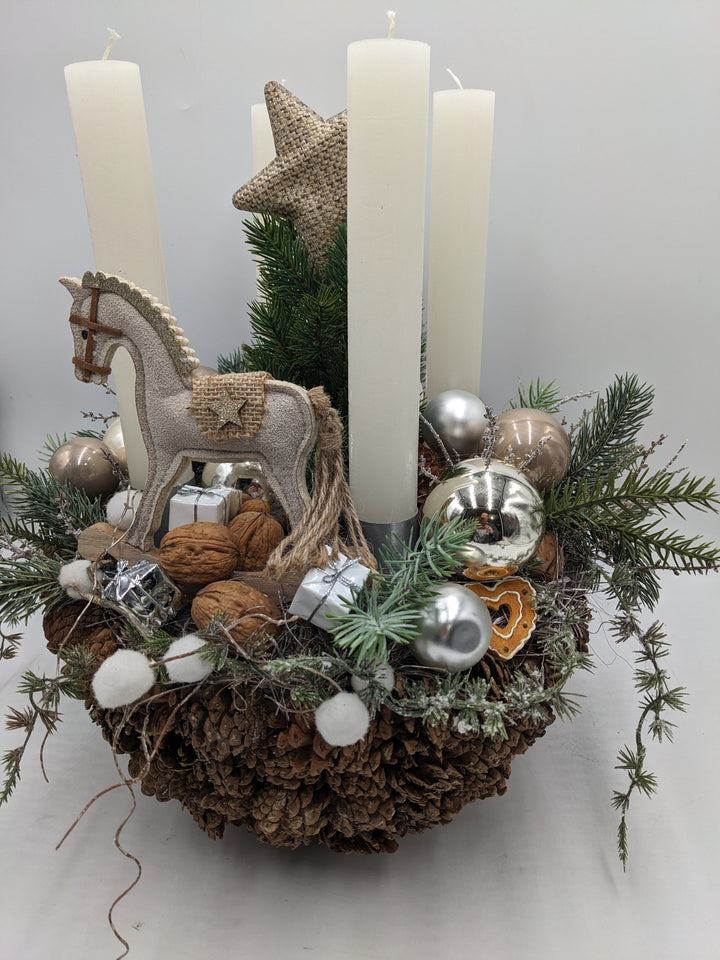 Adventsgesteck Kugel Schaukelpferd Stern creme