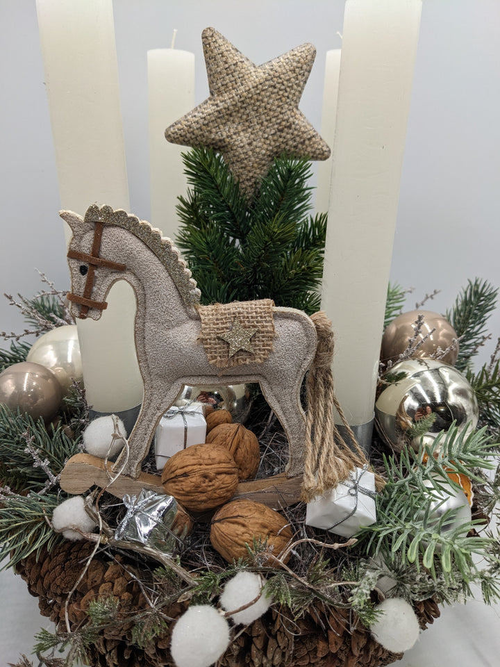 Adventsgesteck Kugel Schaukelpferd Stern creme