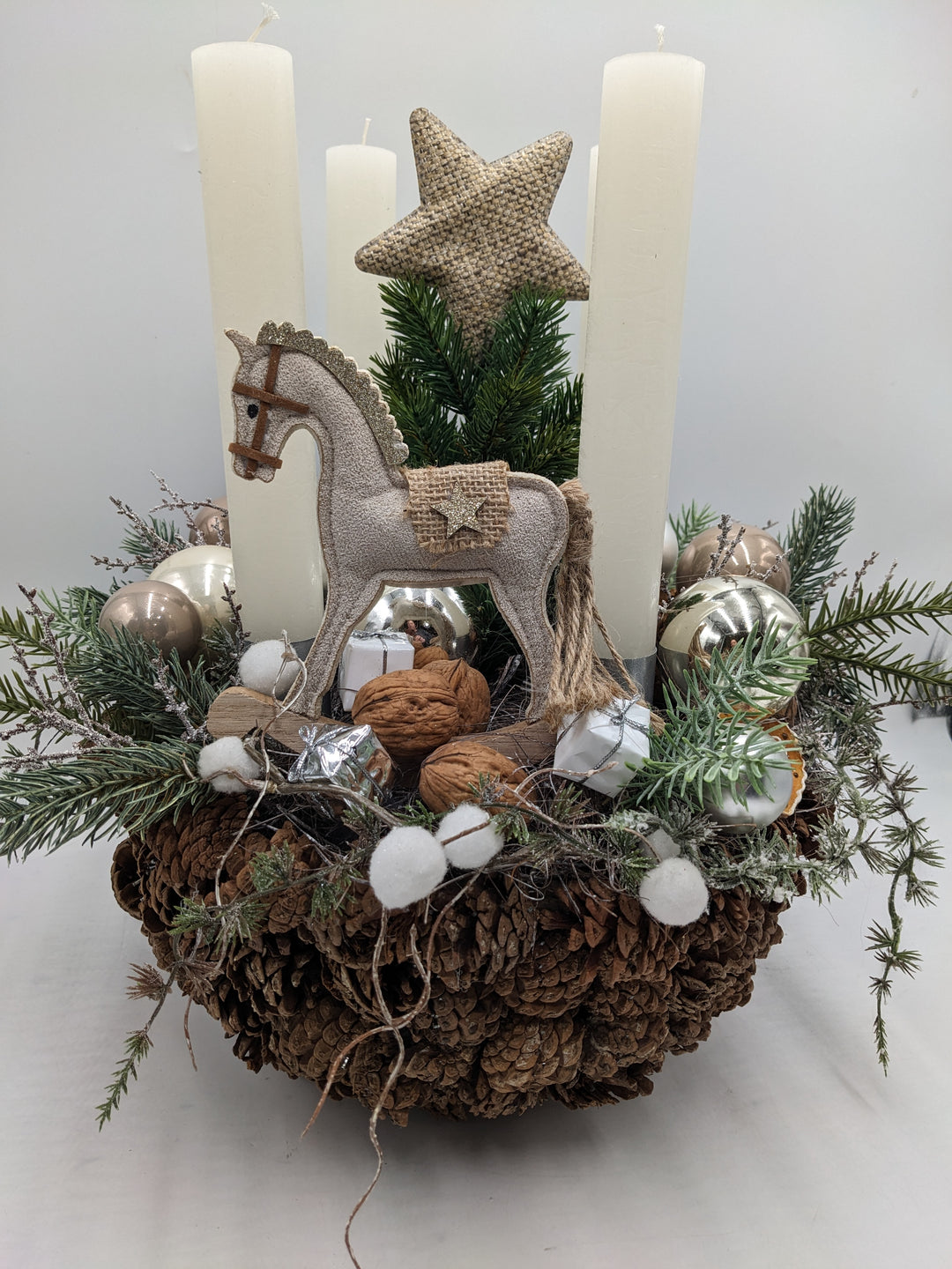Adventsgesteck Kugel Schaukelpferd Stern creme