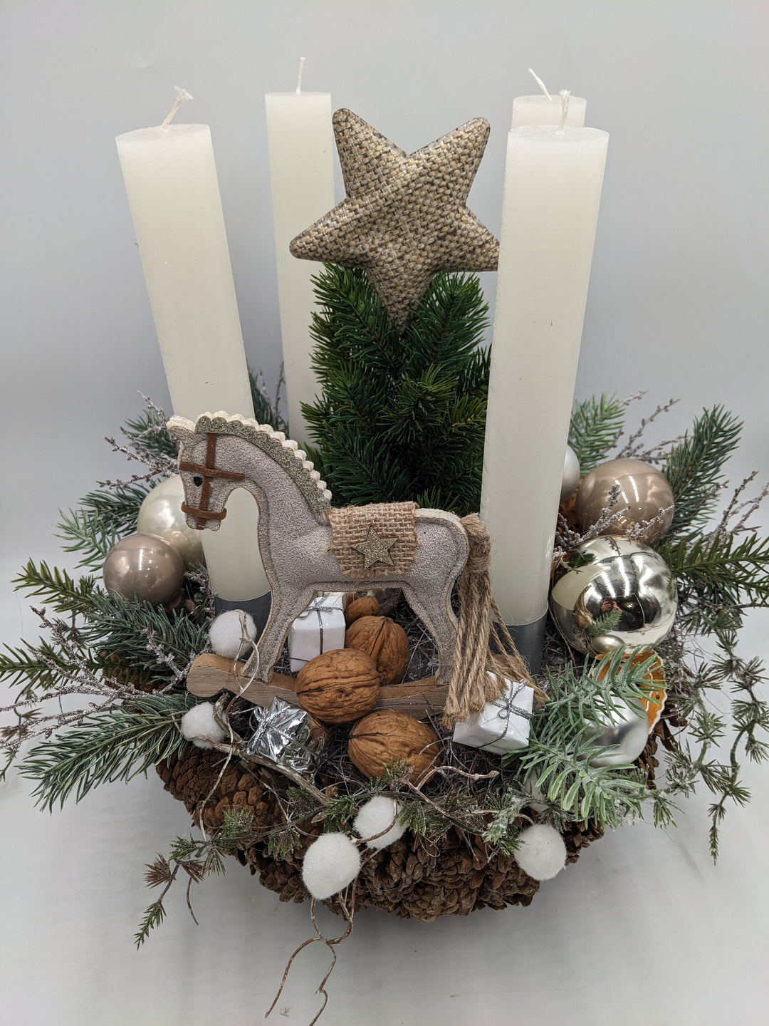 Adventsgesteck Kugel Schaukelpferd Stern creme