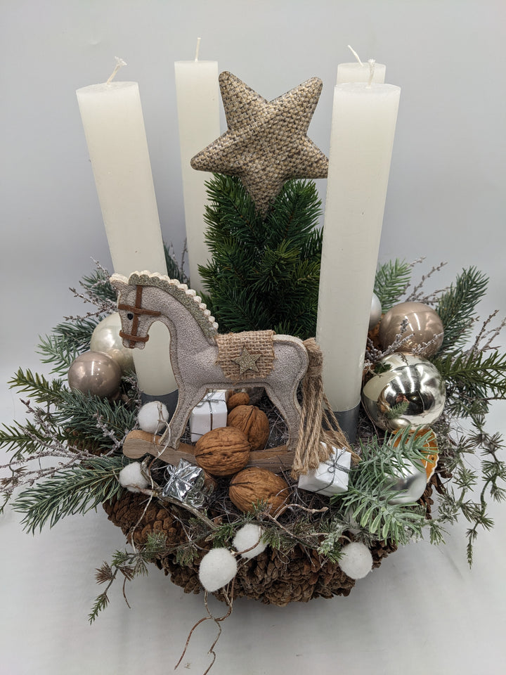 Adventsgesteck Kugel Schaukelpferd Stern creme