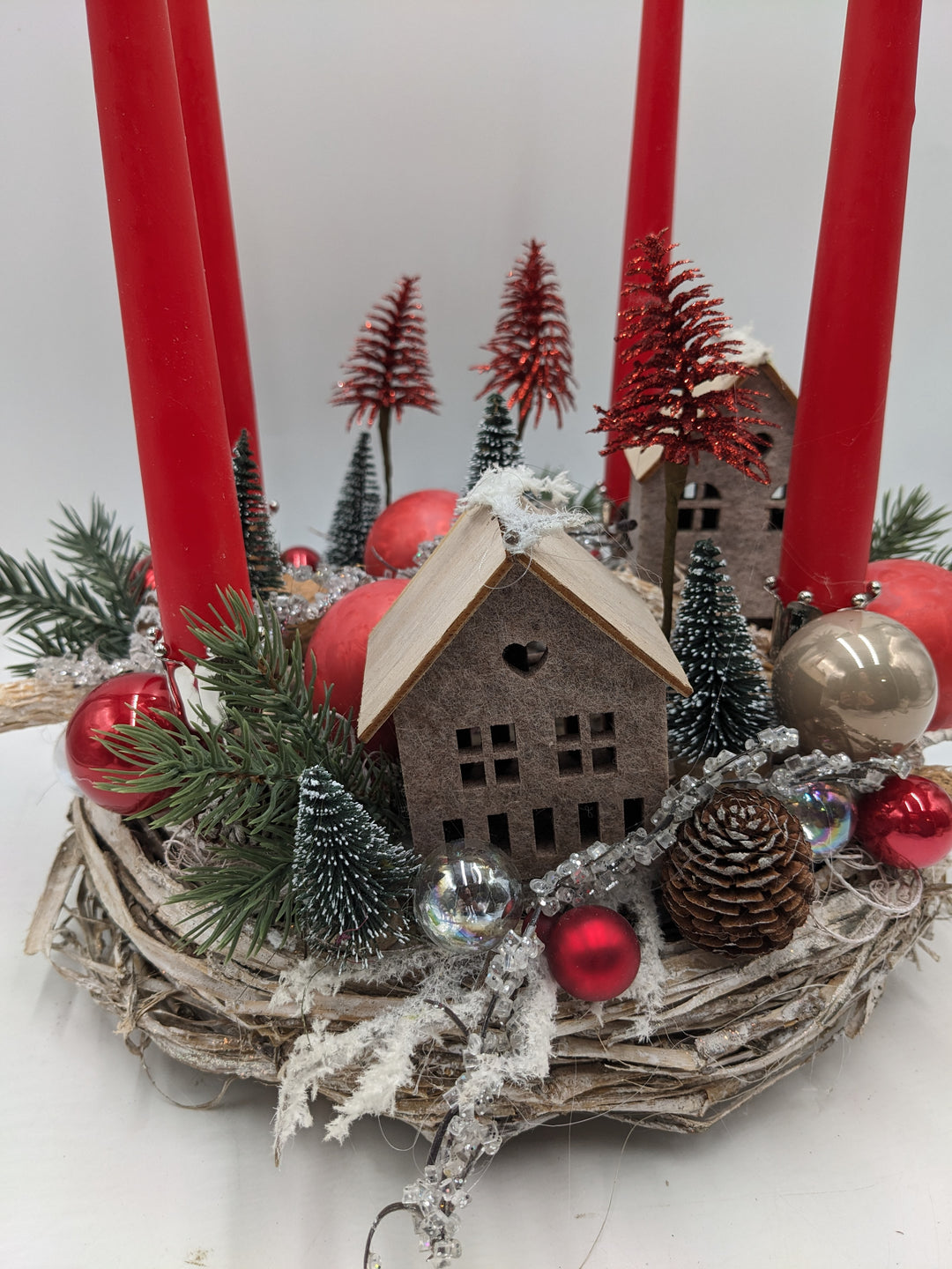 Adventsgesteck Kugel Tannenbäumchen Haus rot