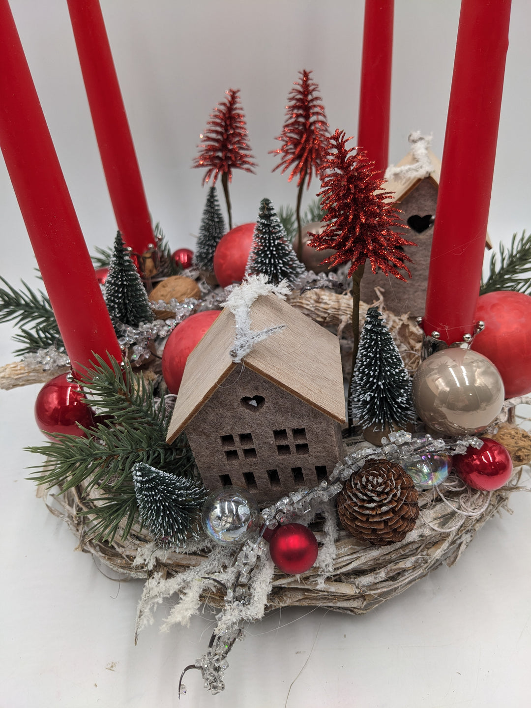 Adventsgesteck Kugel Tannenbäumchen Haus rot